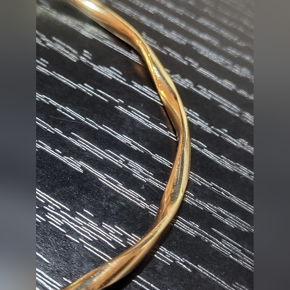 Women’s Twisted Bracelet Bangle Gold Tone Wavy‎ Bracelet & Earring Gift Set NWOT - Picture 5 of 9